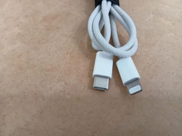 Cabo carregador Apple USB-C para Lightning - Foto 3