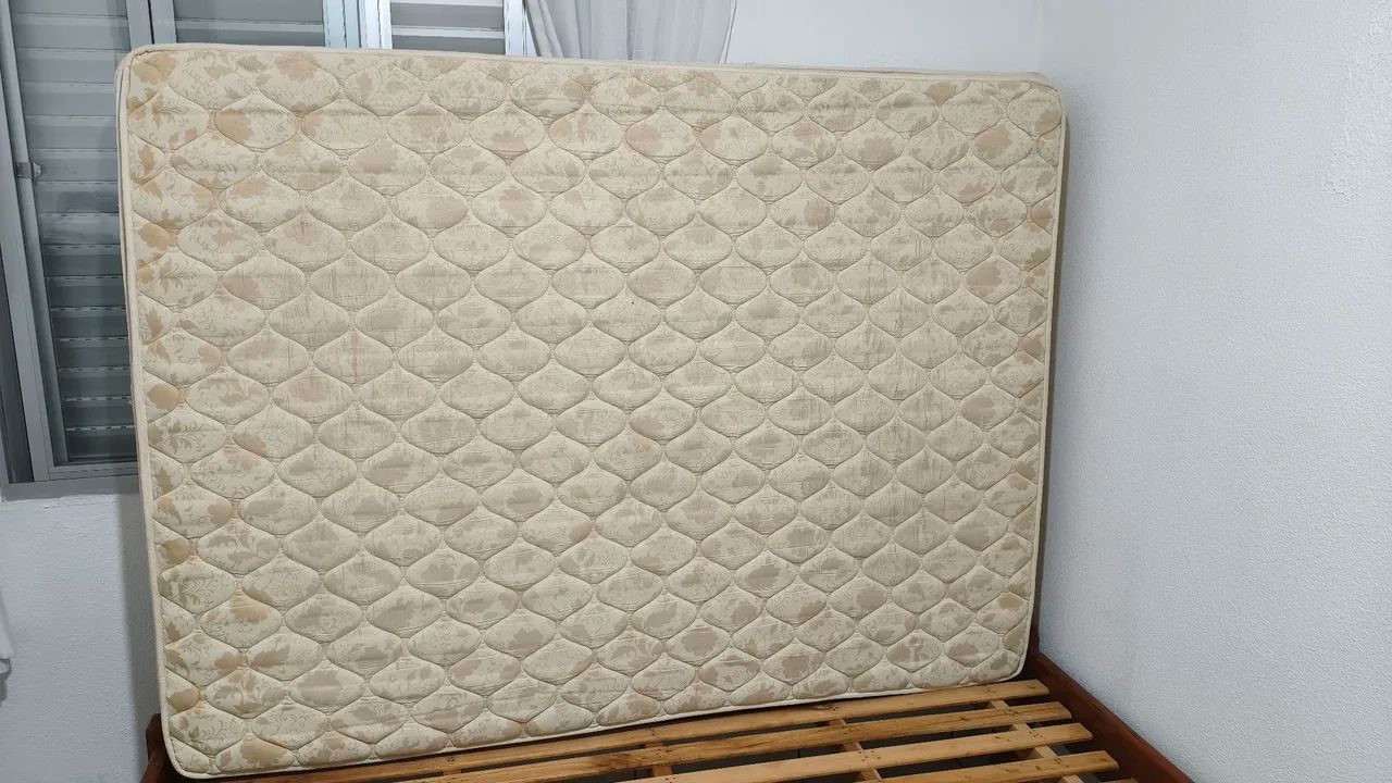 Colchão de casal de molas, com a base 