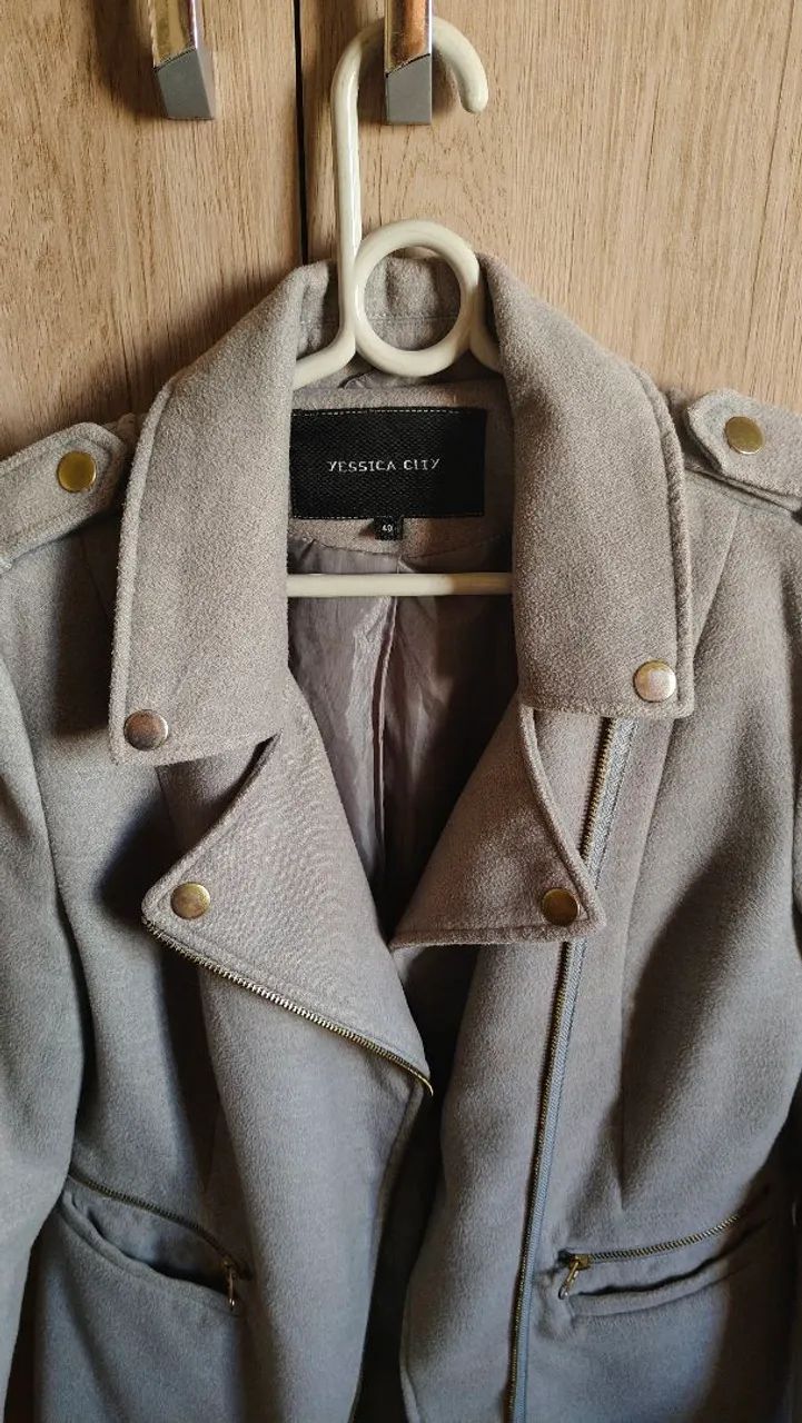 Casaco cinza claro estilo militar  - Foto 3