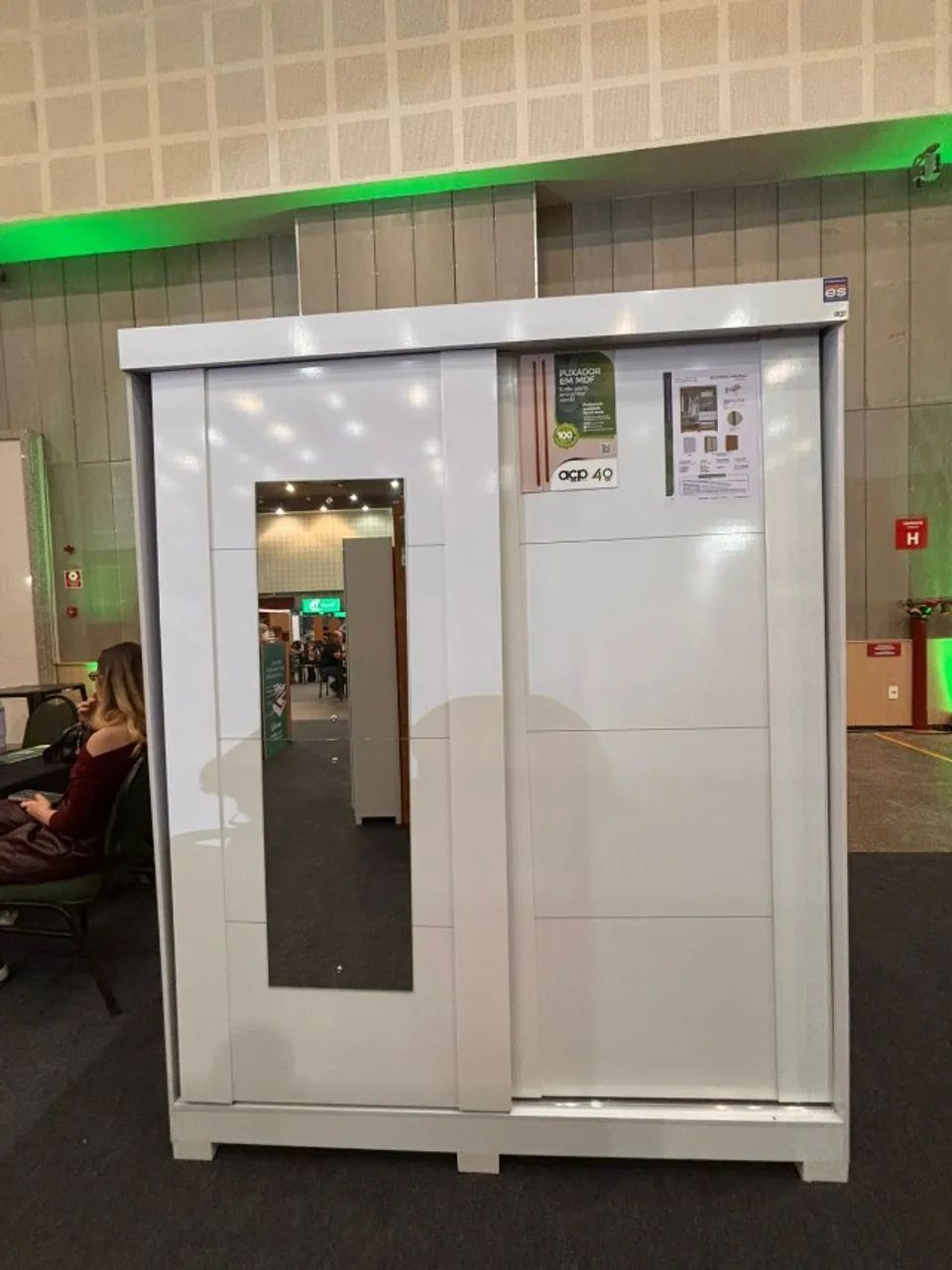 Elegância e Funcionalidade em Cada Detalhe: Guarda-Roupa Helena com Porta Espelhada