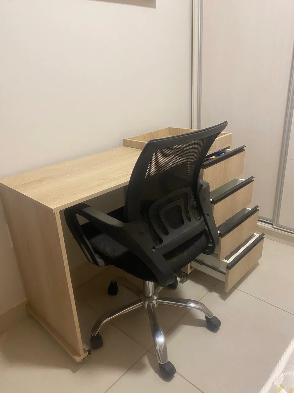 Mesa com 4 gavetas e rodinhas com trava - Foto 5