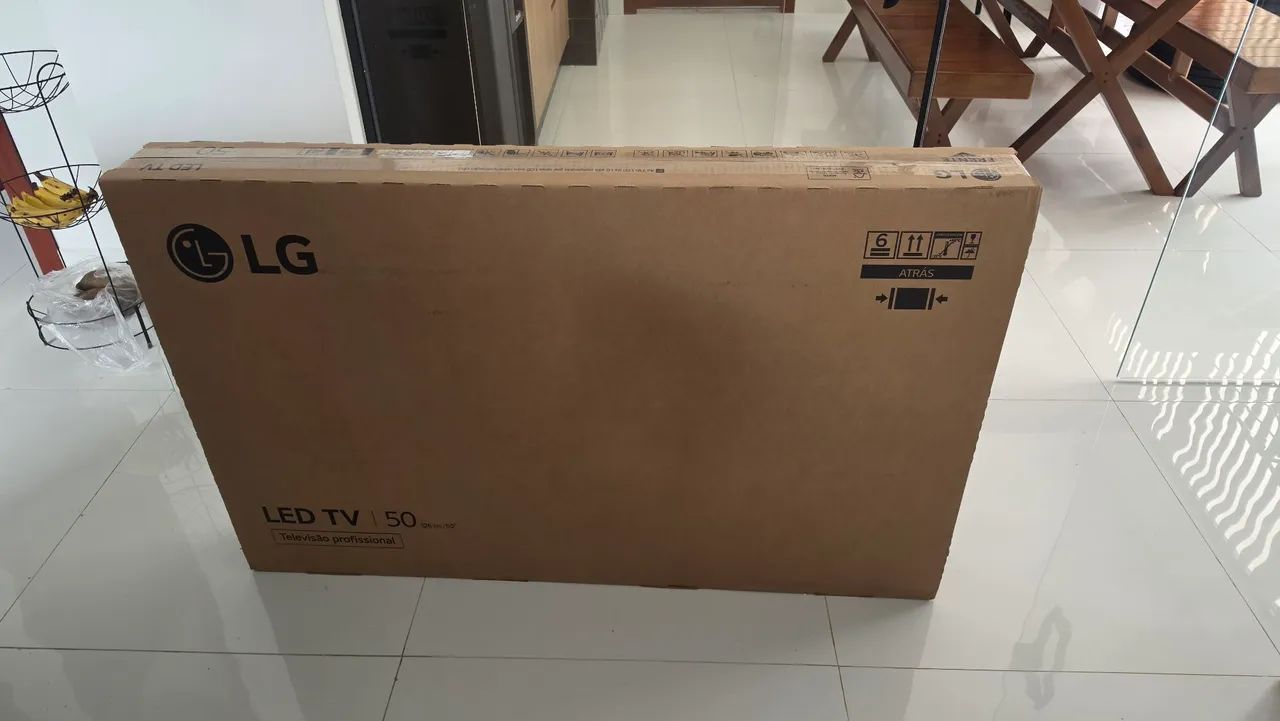 Vendo TV LG 50 polegadas Smart 4k zerada lacrada com nota fiscal e 1 ano de garantia.