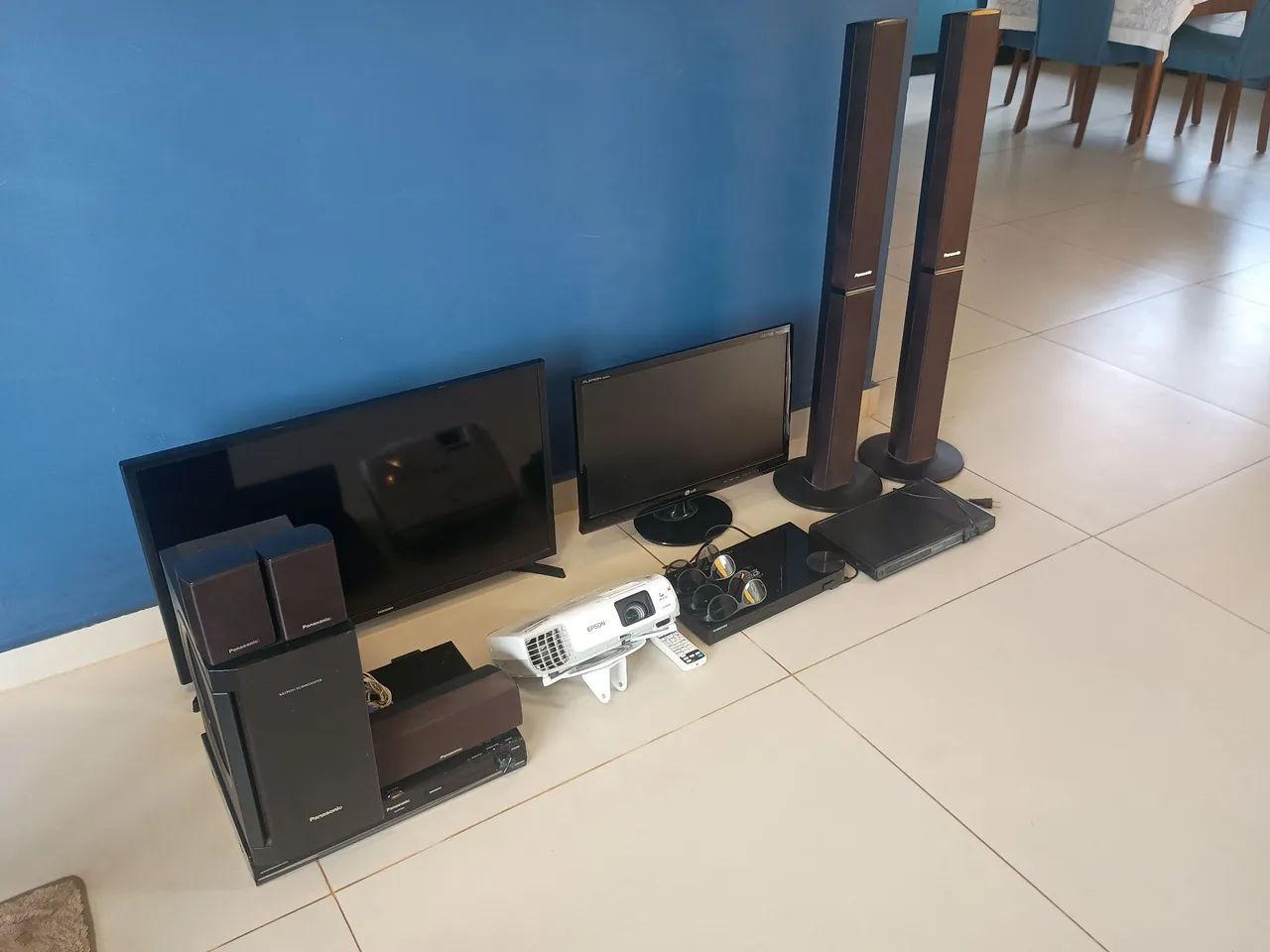 Vende-se tvs e projetor e diversos eletrodomésticos 
