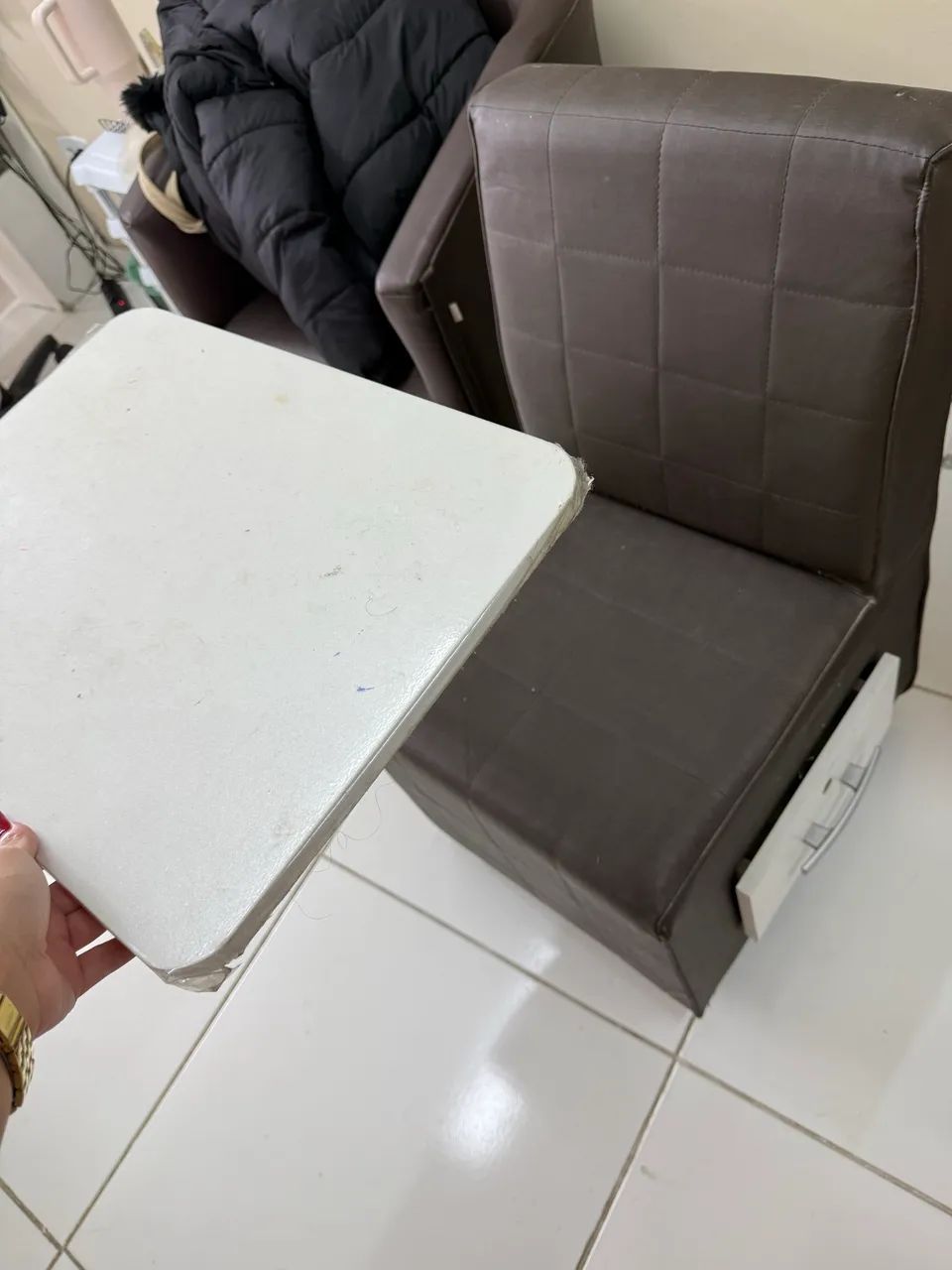 Cadeira de manicure com gaveta e mesa de suporte  - Foto 2