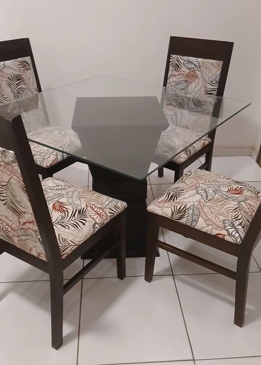 Mesa de Madeira com 4 Cadeiras  - Foto 3
