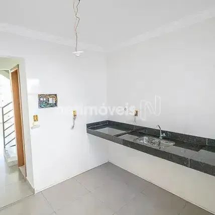 Casa nova e moderna à venda com 2 Suítes, Quintal e 2 Vagas de Garagem
