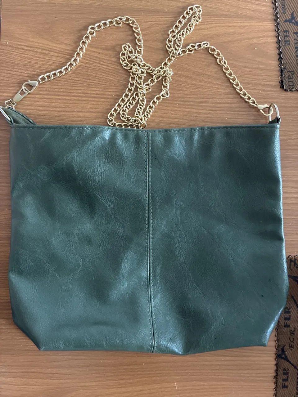Bolsa transversal com alça de corrente 