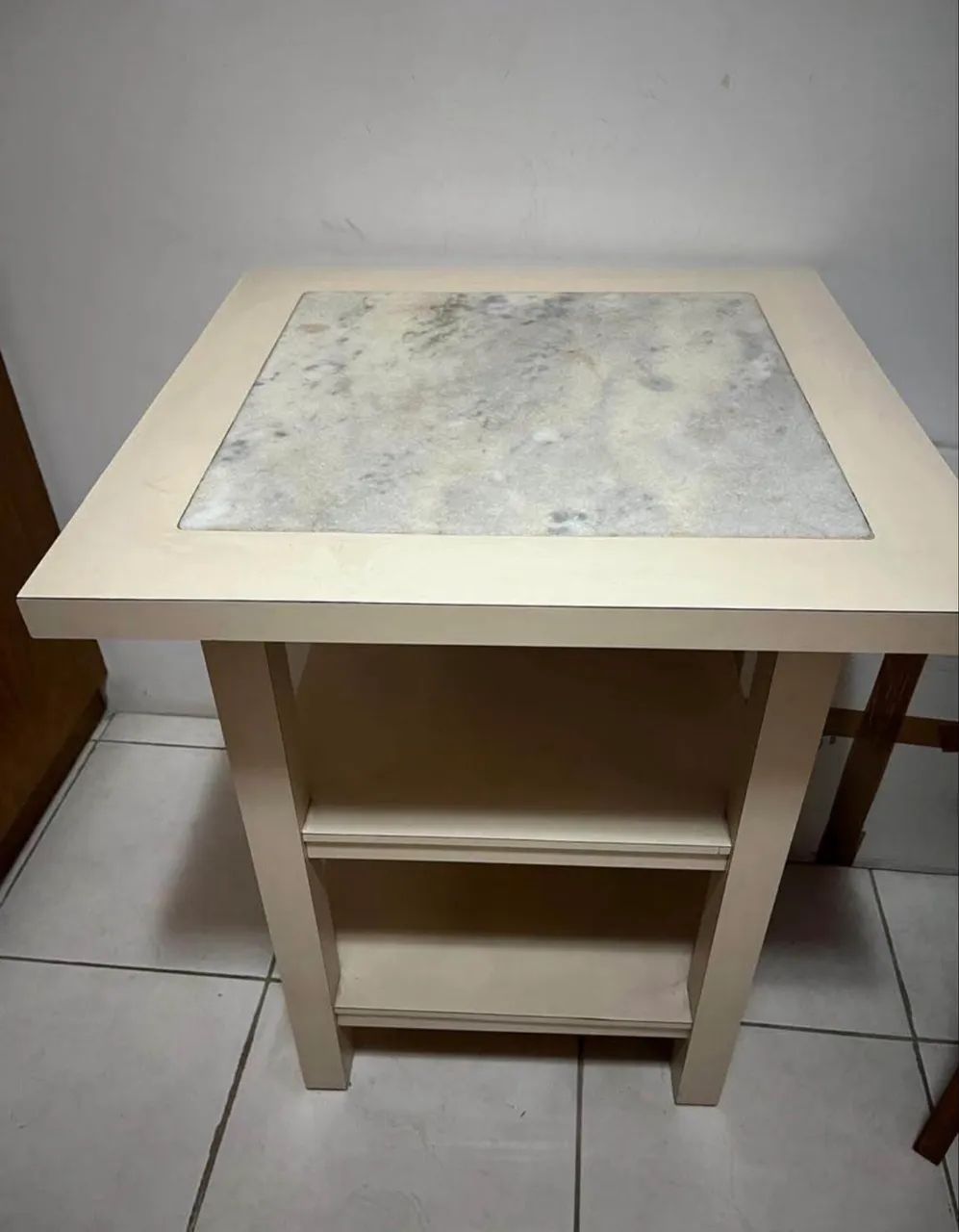 Mesa de apoio com tampo em mármore - elegante e atemporal