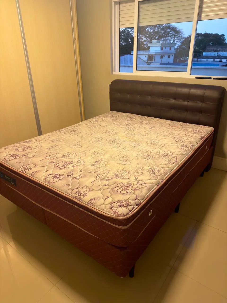 Cama e colchão Queen