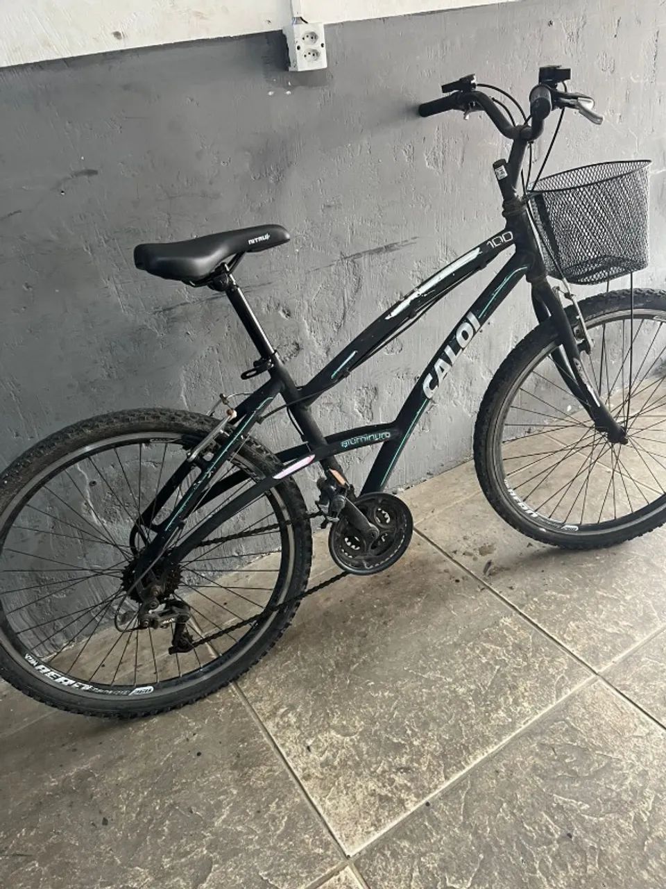 Bicicleta de alumínio e aro 26. Marca Caloi. 
