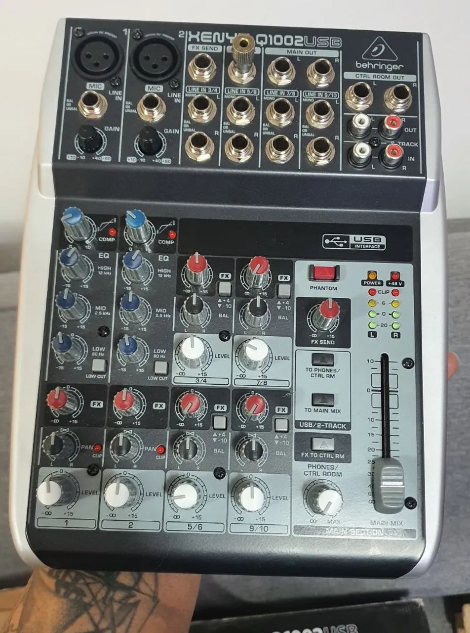 Mesa de som com interface de áudio Behringer Xenyx Q1002 USB 110v