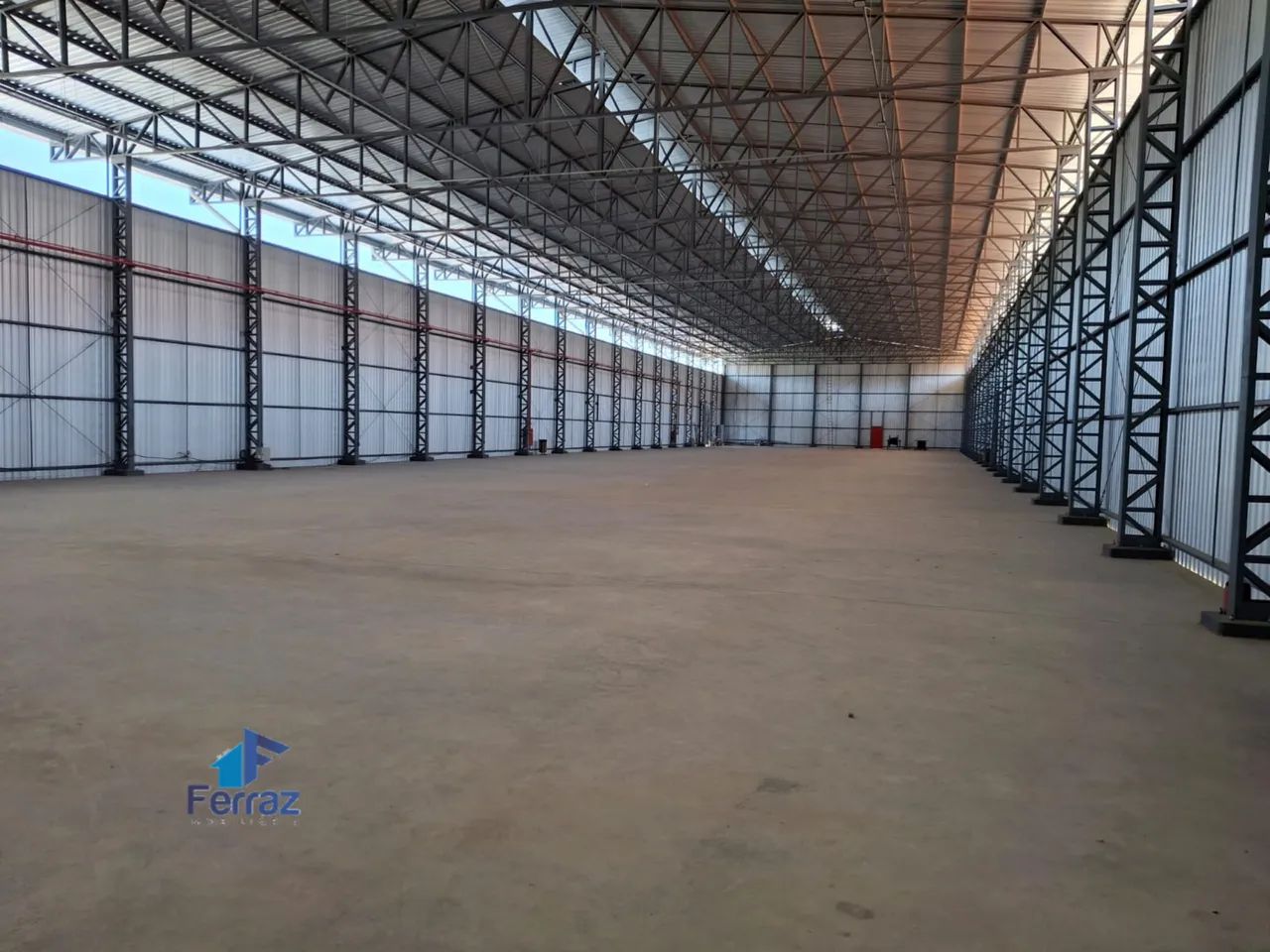 Galpão 2.300m2 pé direito 10m nível 5 Distrito I