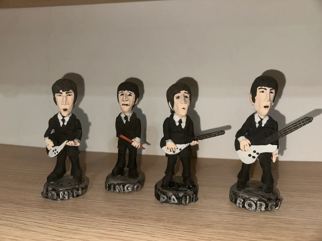 Miniatura conjunto Beatles com o nome de cada integrante 