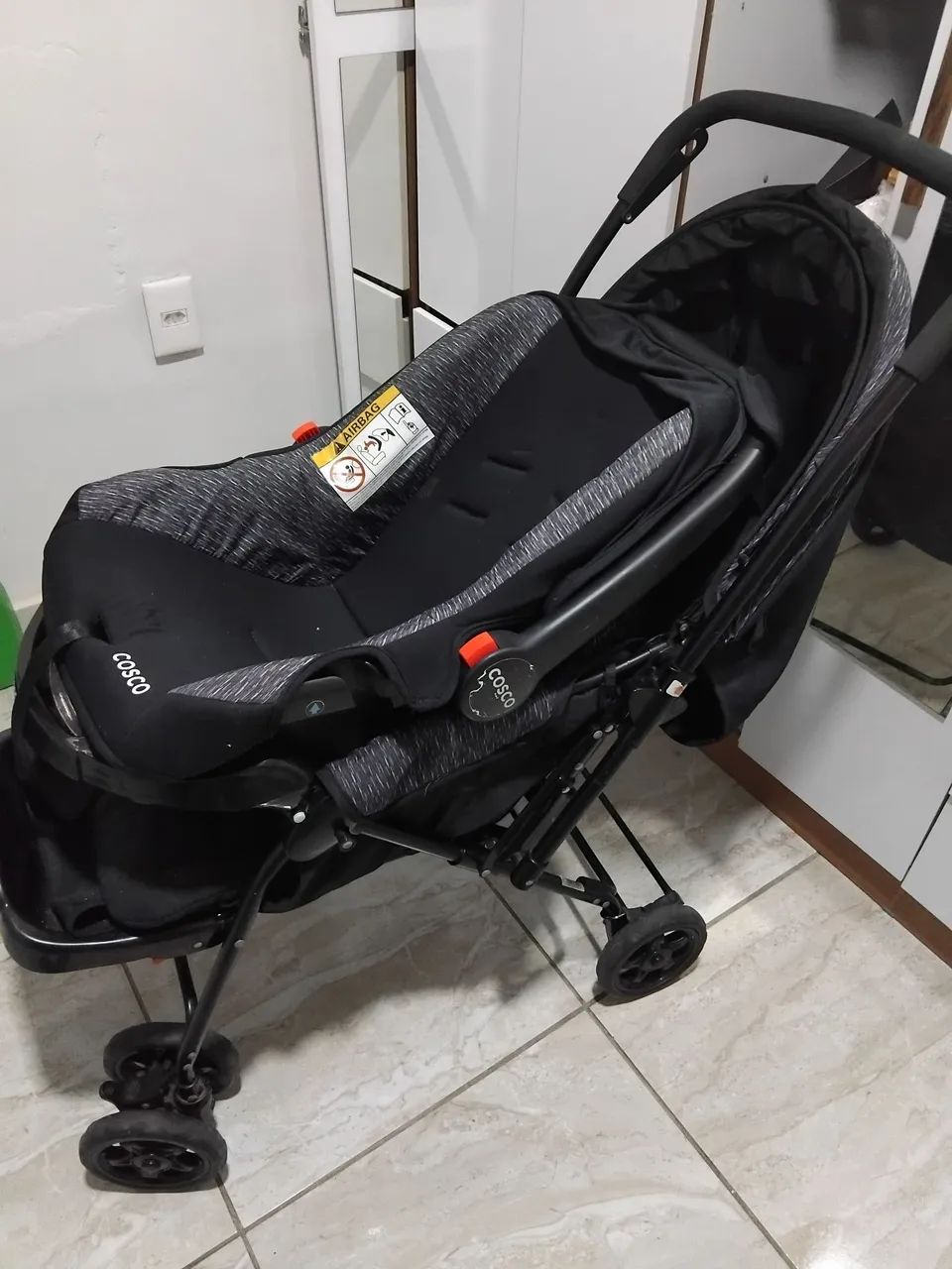 Carrinho de bebê com bebê  conforto  da marca cosco. Semi novo 