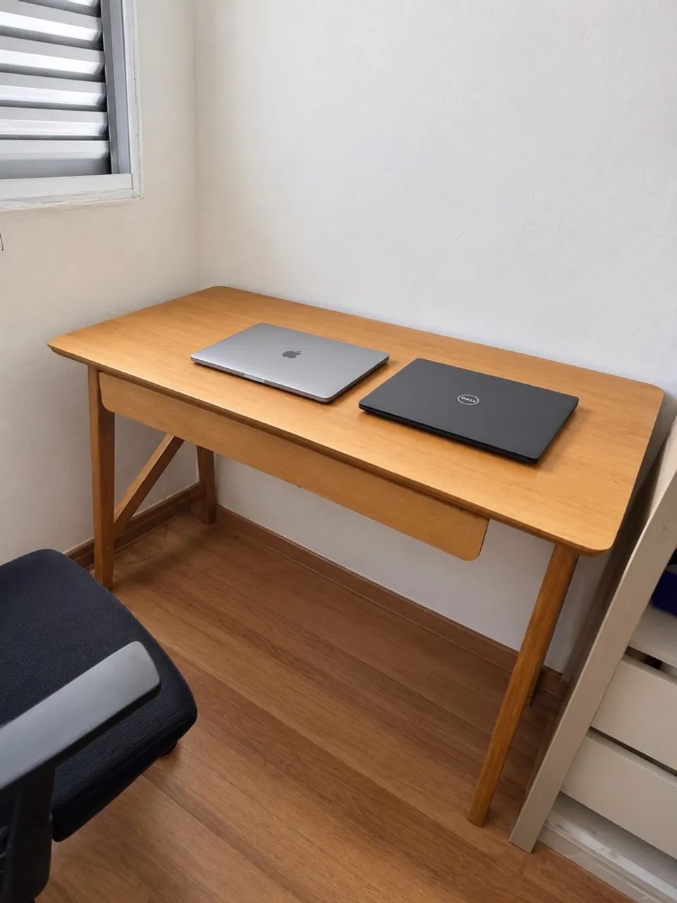 Mesa para computador, com gaveta.