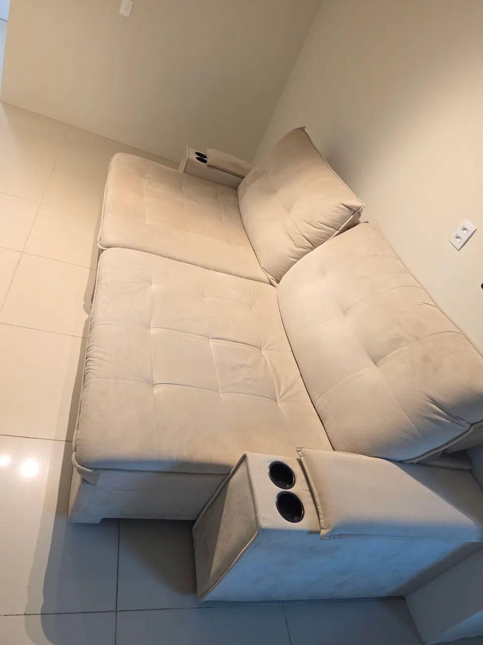 SOFÁ RETRATIL RECLINÁVEL COM CARREGADOR
