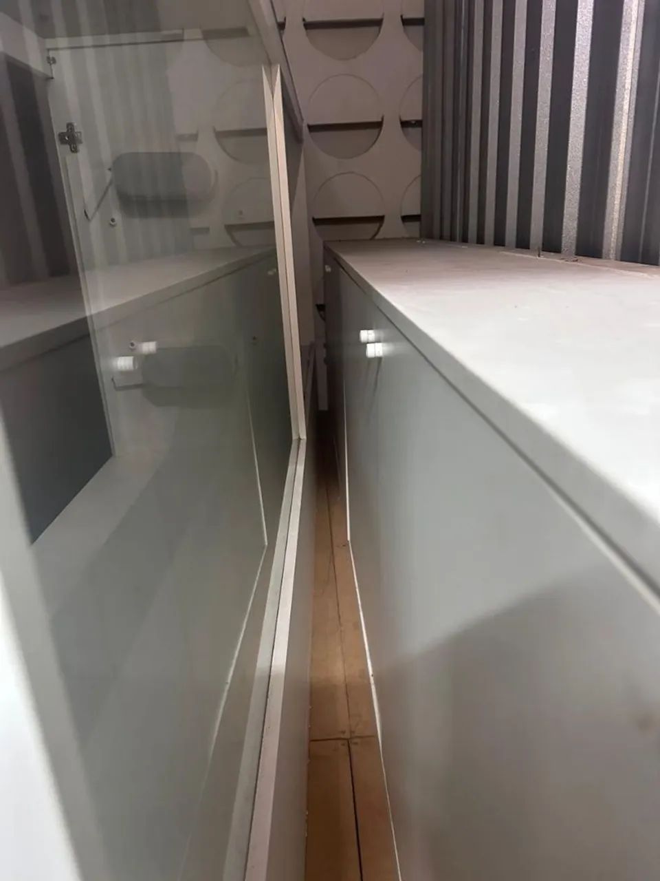 Balcão tipo estoque com 4 portas em MDF