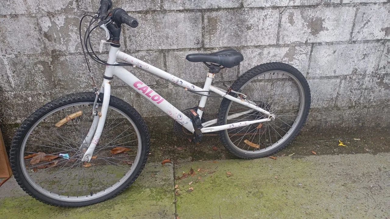 Vendo bicicleta Caloi aro 26, na cor branca, usada.