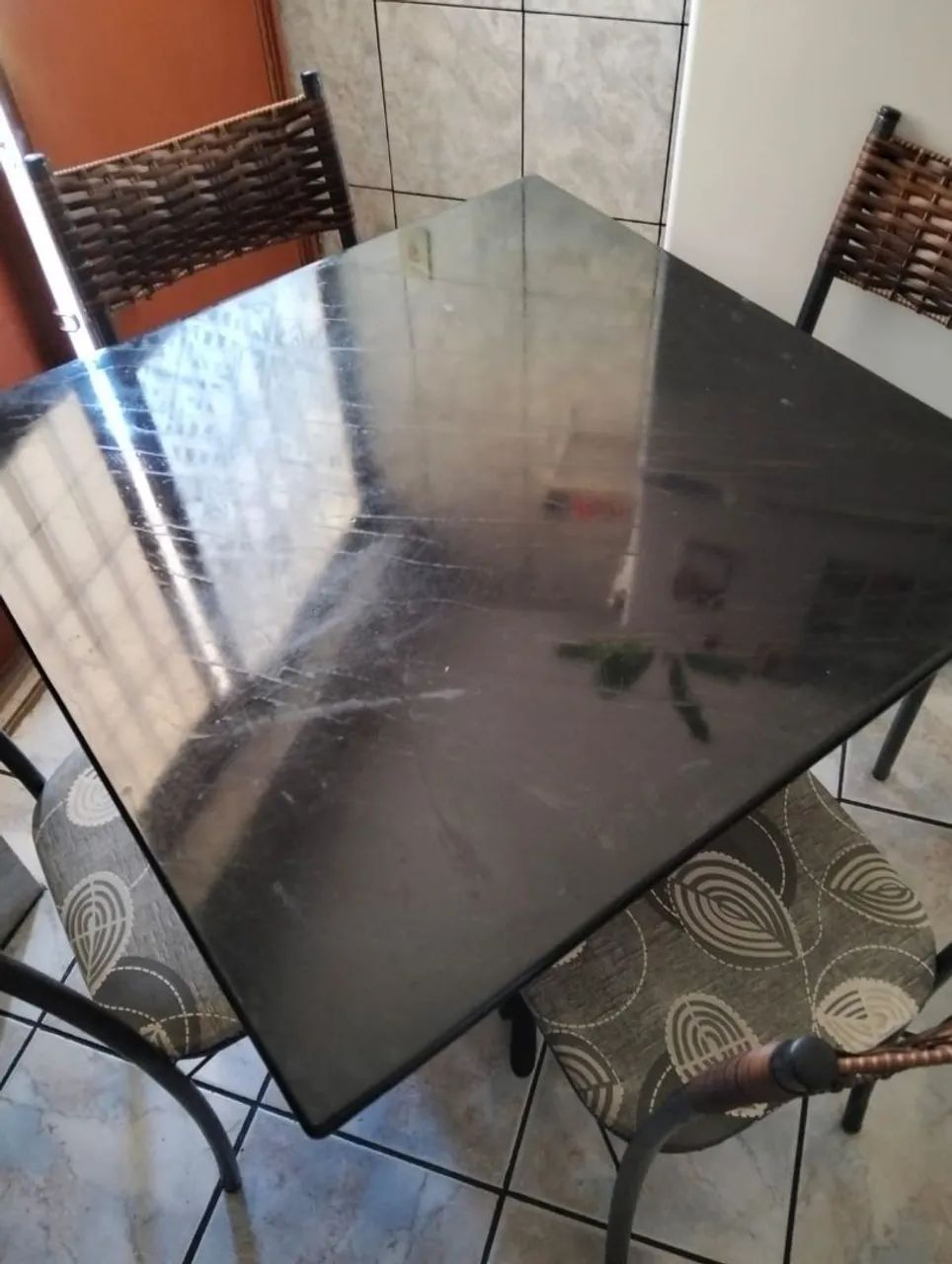 Mesa de jantar com 4 cadeiras