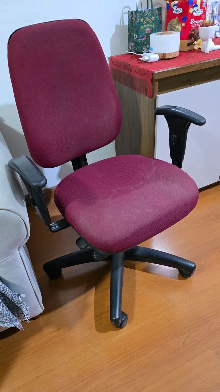 Cadeira de escritório precisando trocar pistão