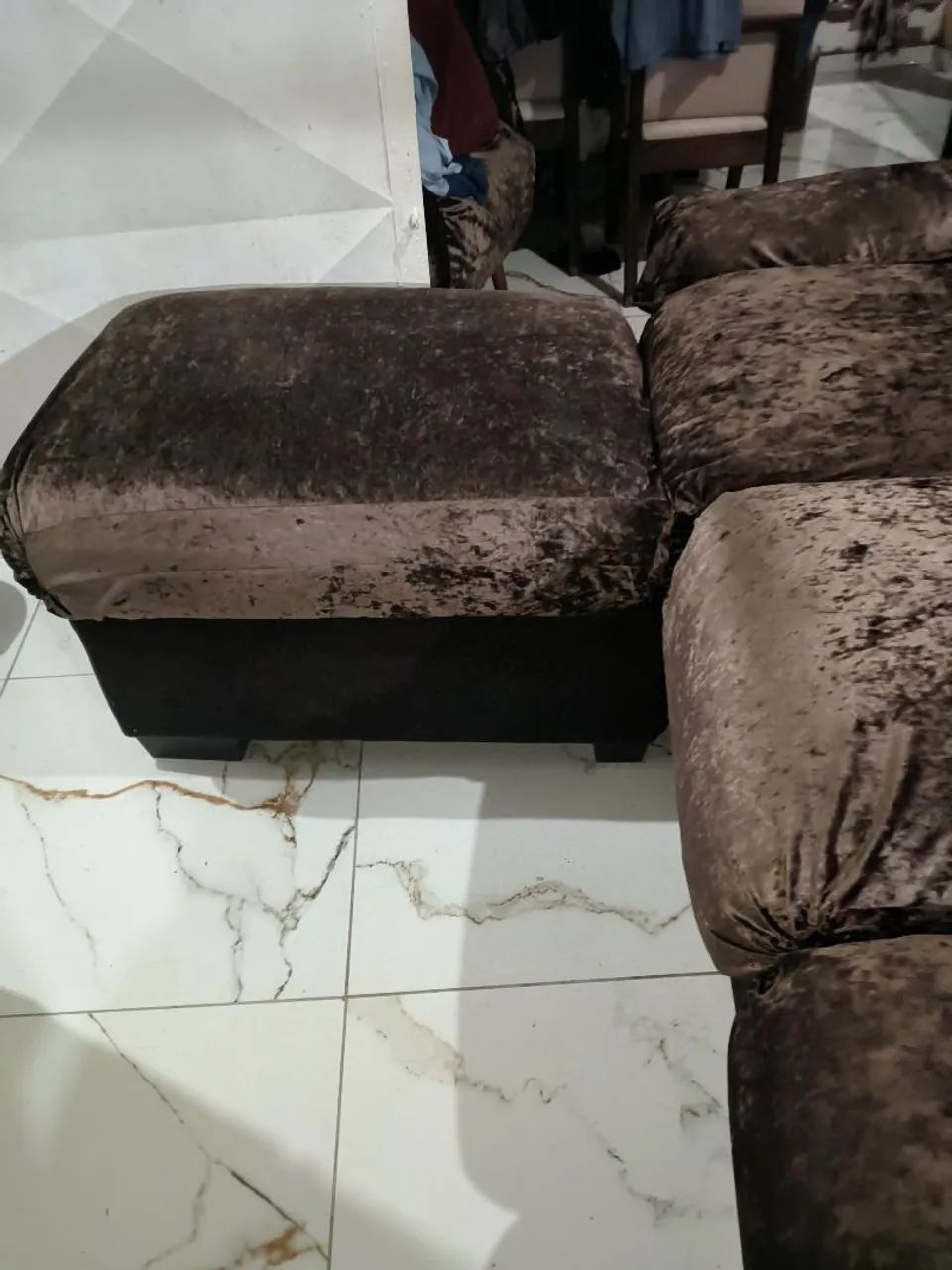 VENDO SOFÁ SEME NOVO, EM VELUDO  - Foto 2
