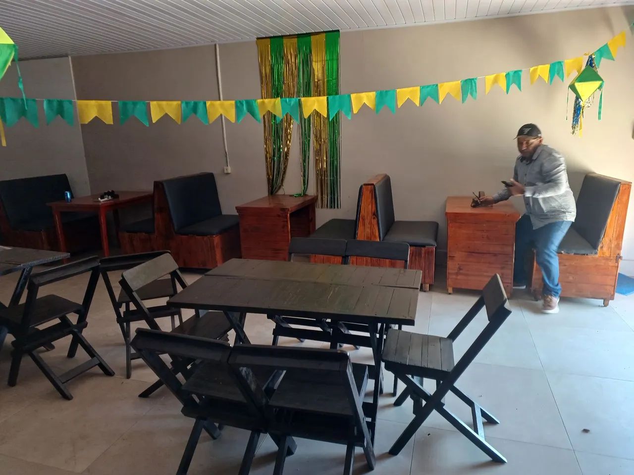 Mesas e bancos - Foto 3