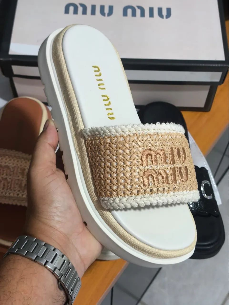 Sandália Feminina Miu Miu - Elegante, Confortável e Sofisticada  - Foto 2