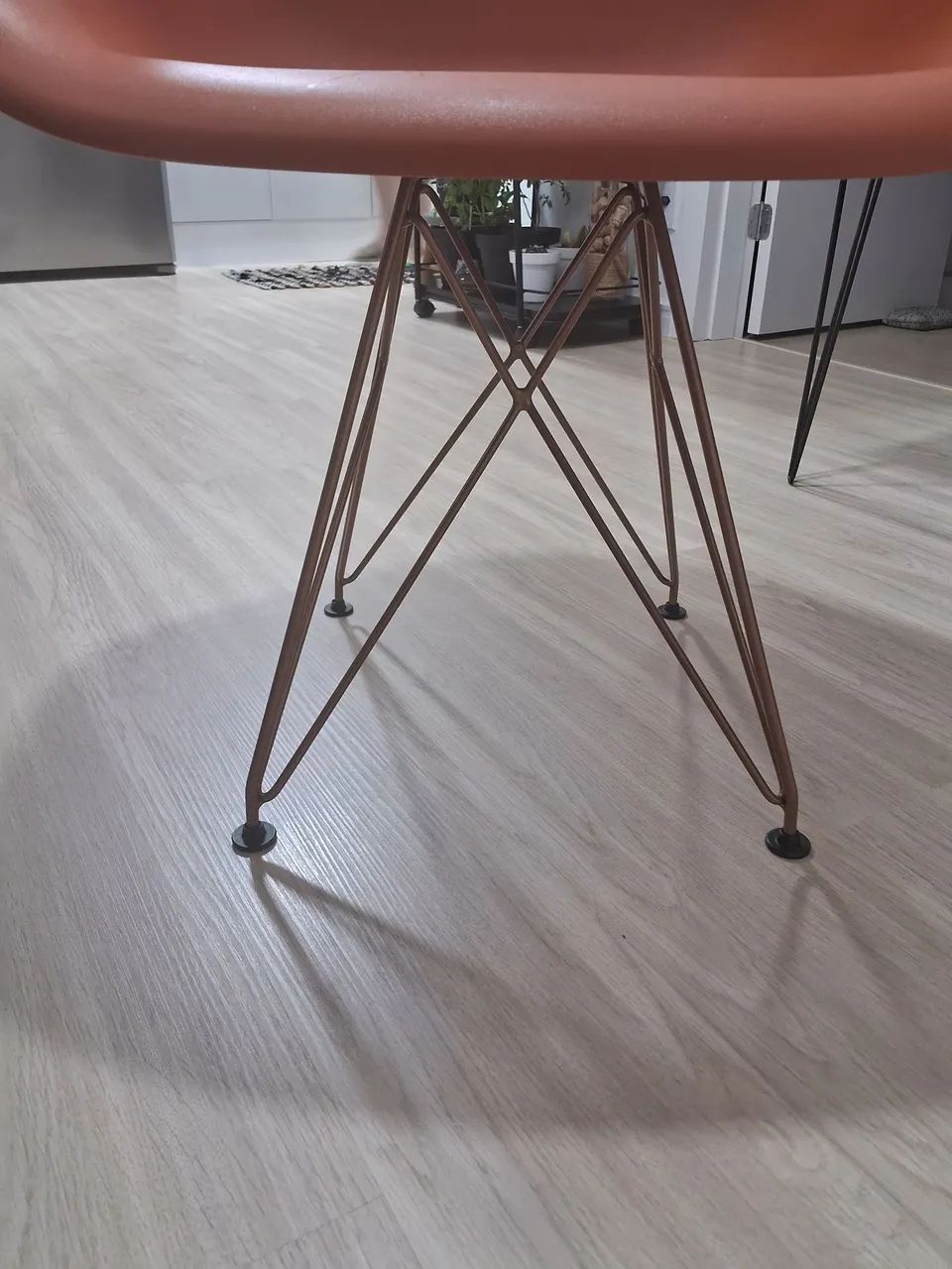 Cadeiras laranja com pés de ferro  - Foto 3