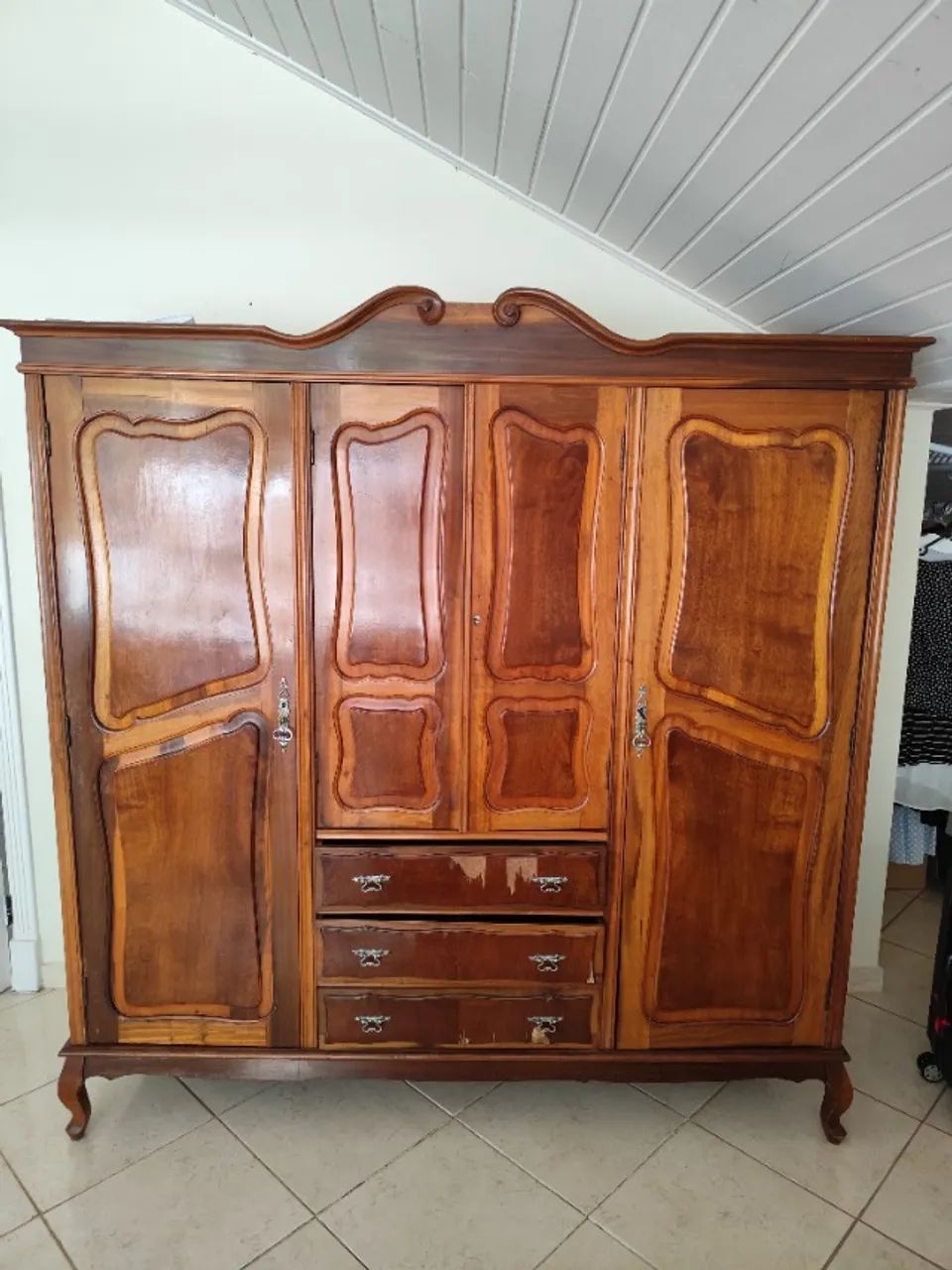 Móveis Coloniais em Madeira Maciça - Guarda-Roupas e Cômoda - Foto 2