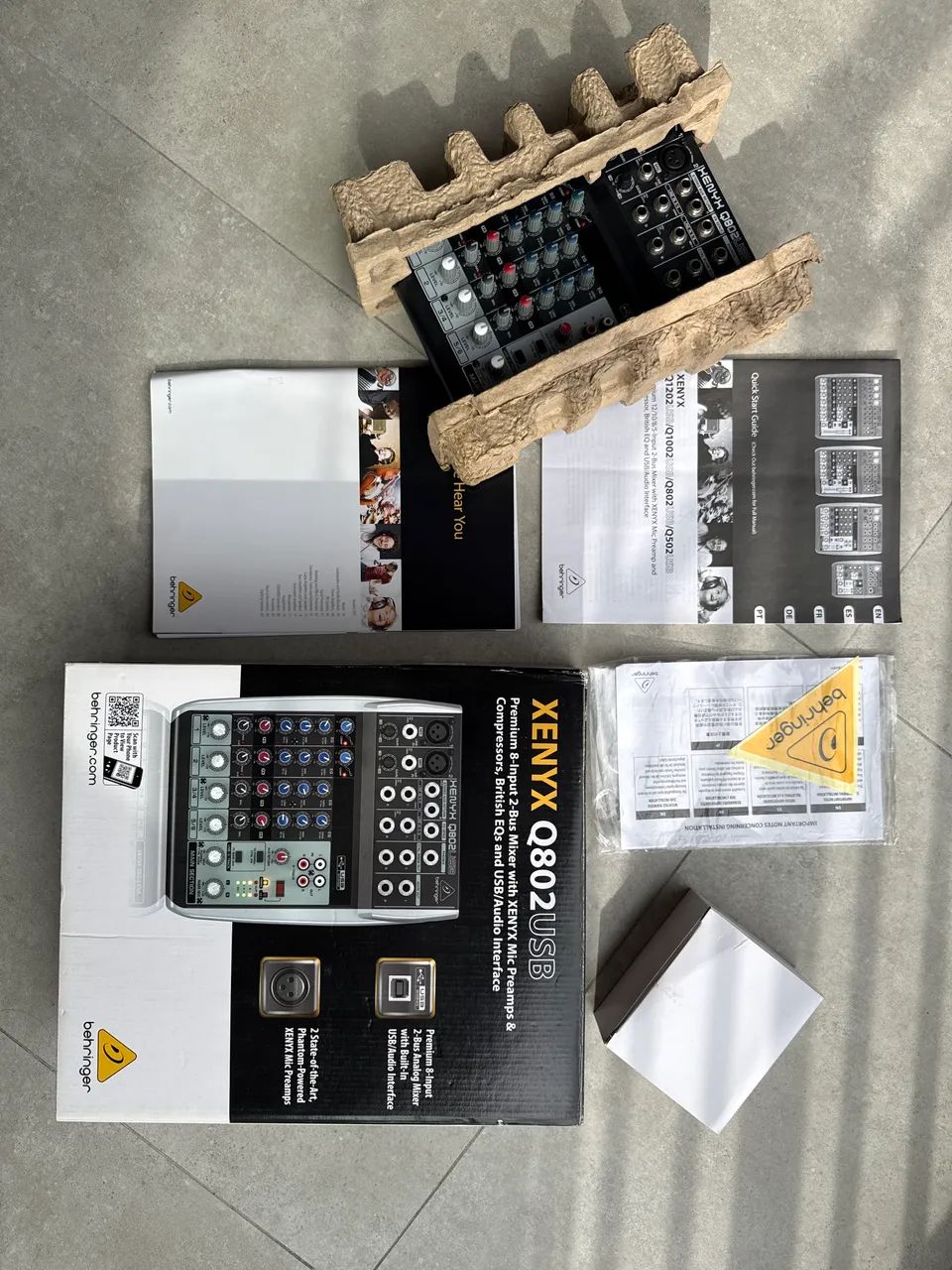 Mesa de Som Behringer Xenyx Q802USB - Interface USB + Compressor