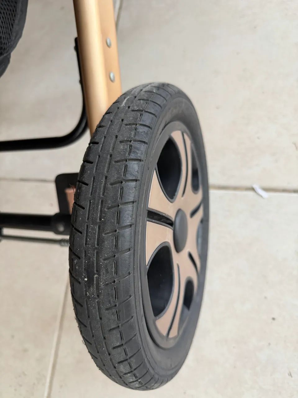 Carrinho de bebê com bebê conforto (pra sair esse final de semana)
