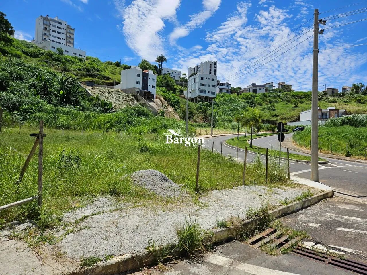 Terreno plano com 360m² a venda para fins comerciais ou residenciais no Bairro Aeroporto e - Foto 2