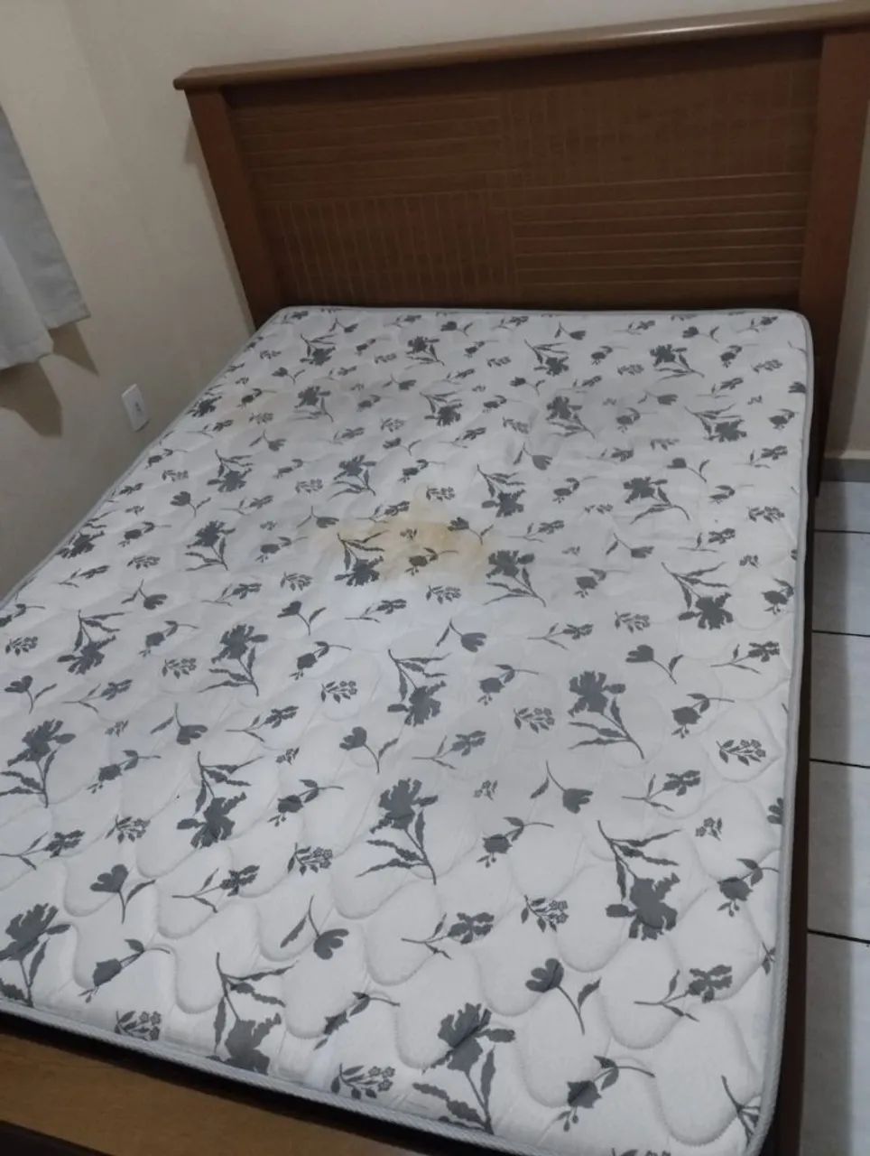 Cama casal com colchão 