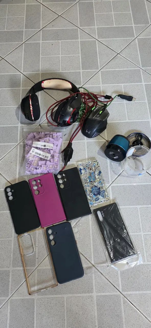 Caixa de som, teclados, capinhas