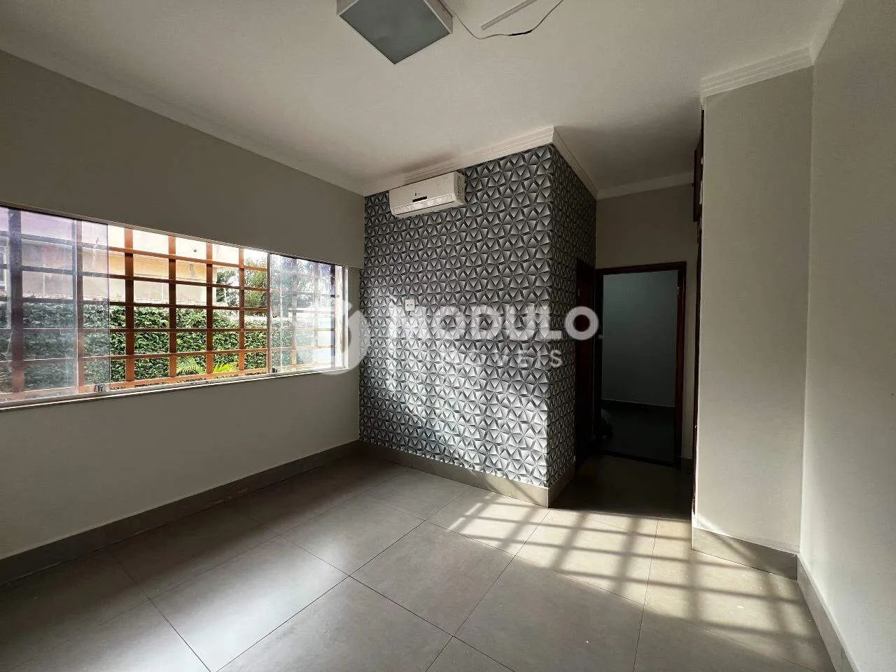 Casa comercial disponível para locação no bairro Martins. - Foto 5