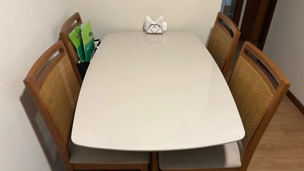Mesa de madeira com tampo em vidro e laca
