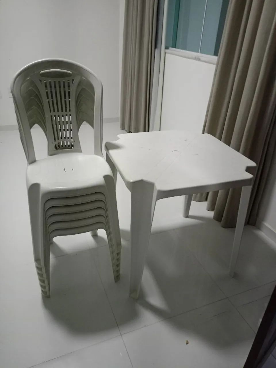 6 cadeiras e 1 mesa plástico 