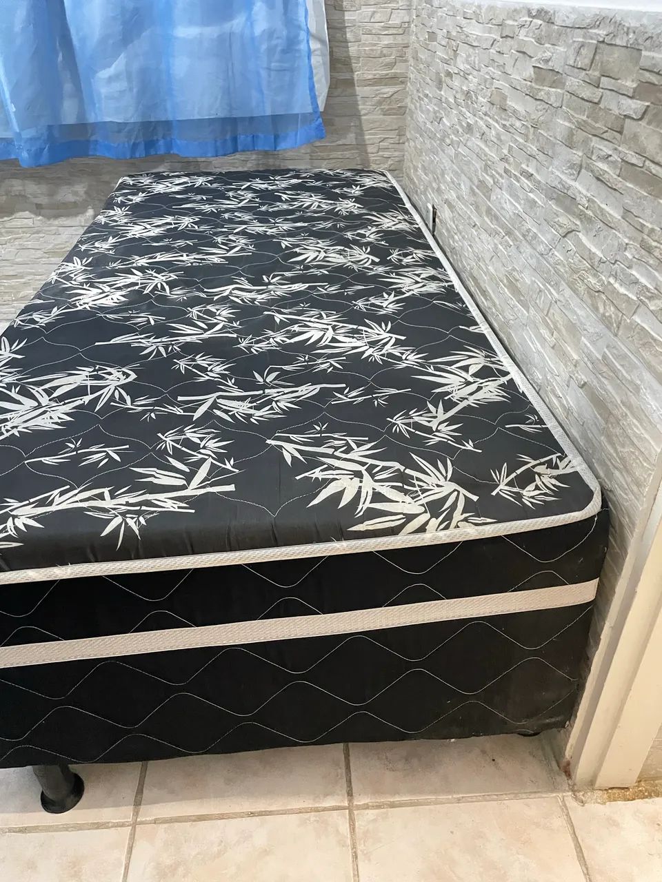 Cama de solteiro sem colchão - Pronta para uso