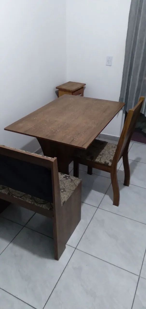 Mesa de madeira com banco e 1 cadeira