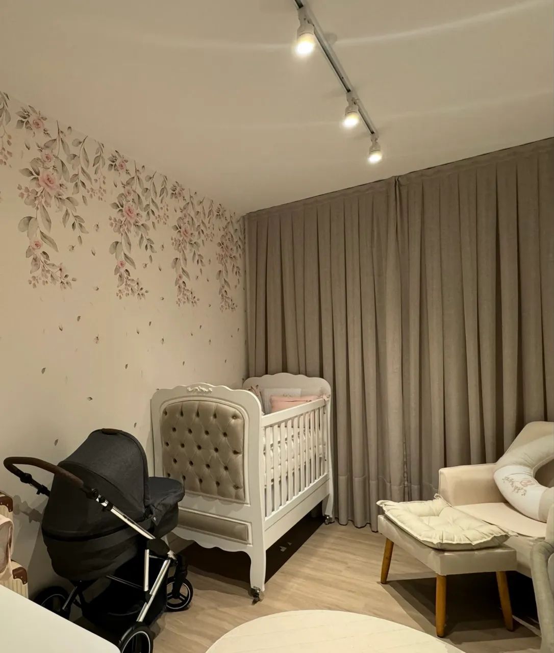 Berço Provençal Branco Luxo com Capitonê - Foto 2