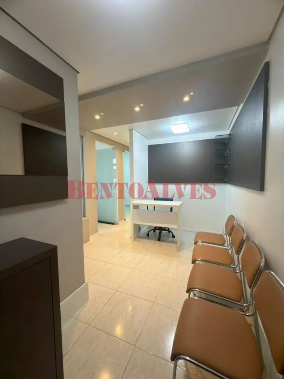 Sala aérea mobiliada, com recepção/sala de espera, 2 ambientes para atendimentos e copa. 1 - Foto 2