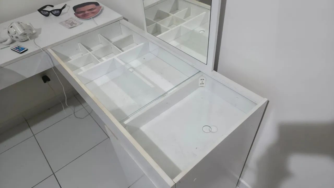 Escrivaninha com espelho e repartições 