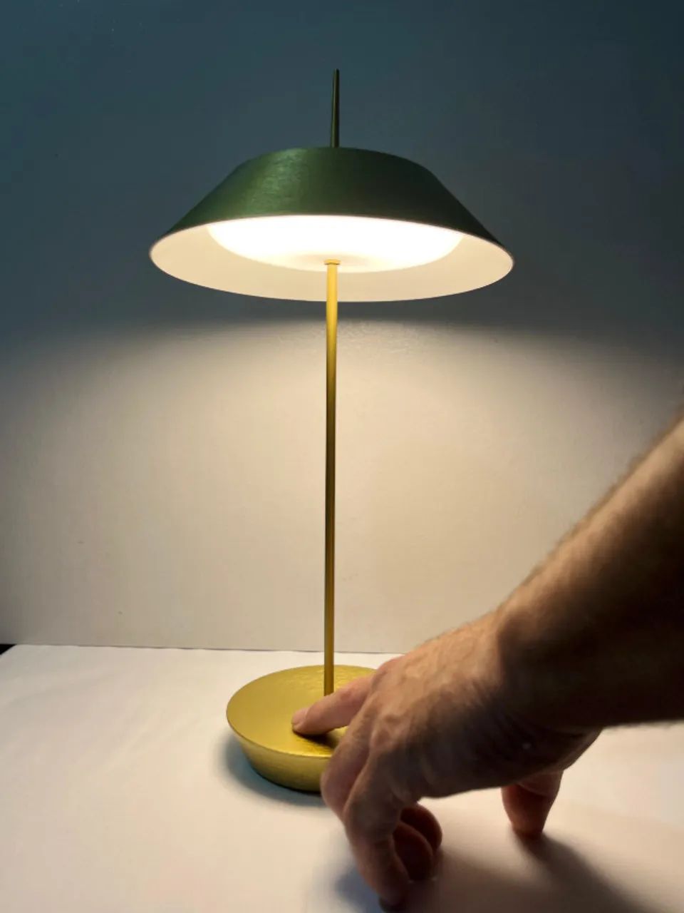 Luminária de Mesa LED; Dimerizável; USB; Alumínio Dourado