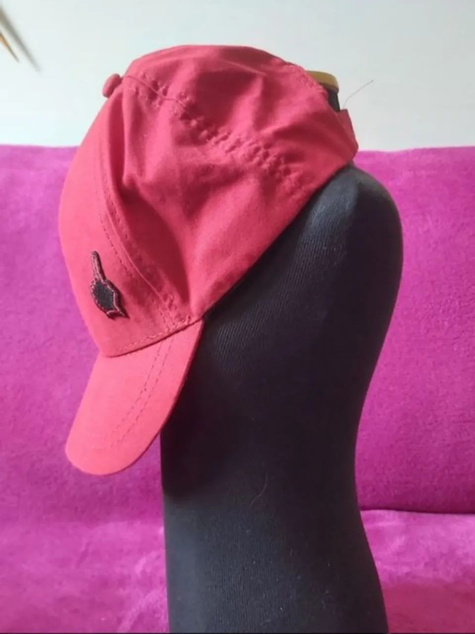 Bone vermelho com velcro