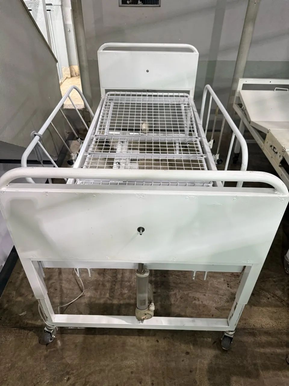 Cama hospitalar motorizada 