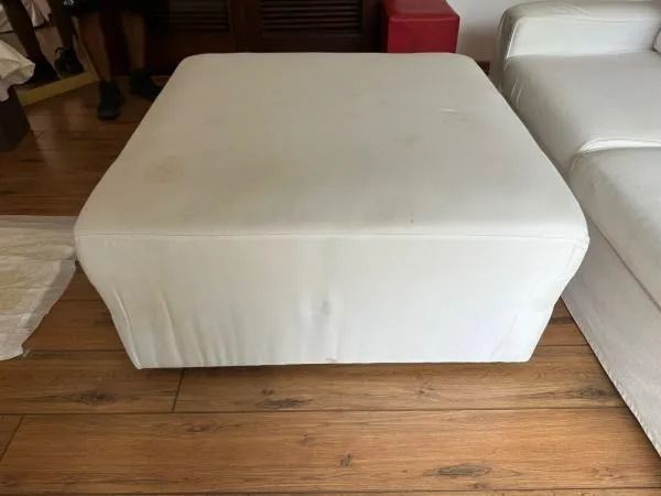 Grande e antigo Puff estofado em tecido claro lavável formato quadrangular com roldanas* - Foto 3