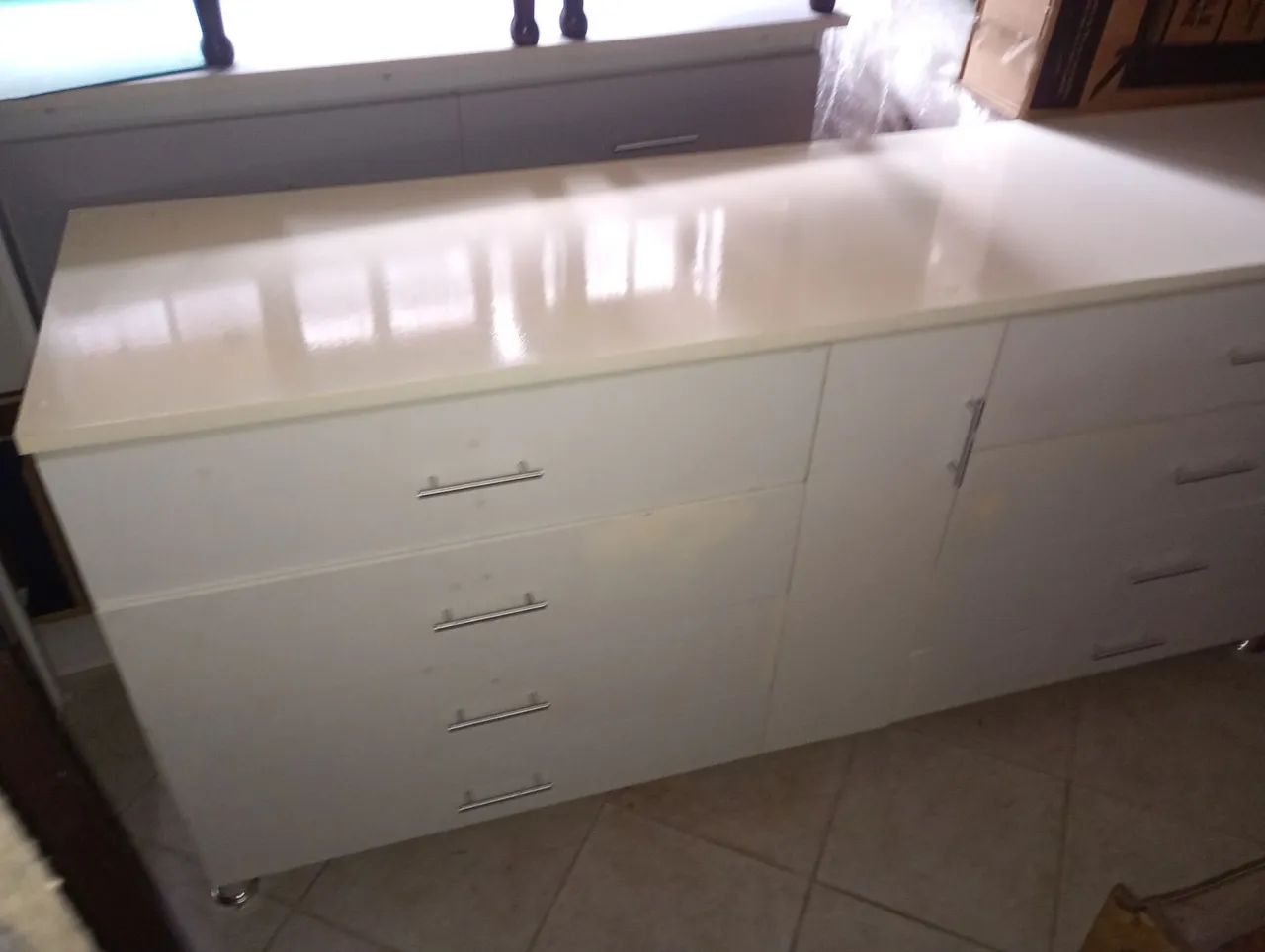Cômoda de 8 gavetas e uma porta