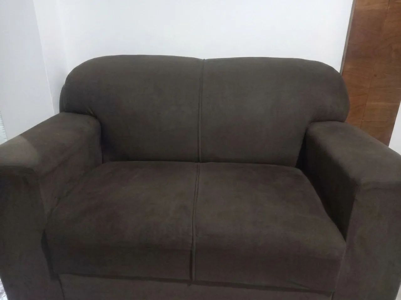 Sofá de dois lugares marrom, básico e minimalista 441140324095774720