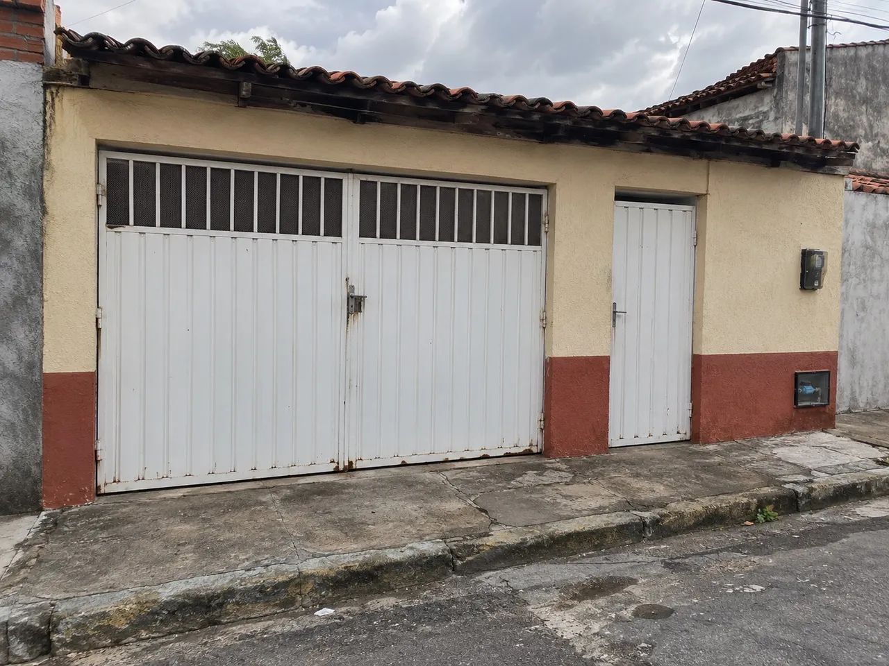 CASA A VENDA NO ACARACUZINHO, COM 2 QUARTOS