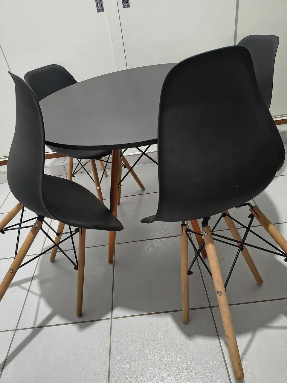 Conjunto de mesa com 4 cadeiras preta - Foto 3